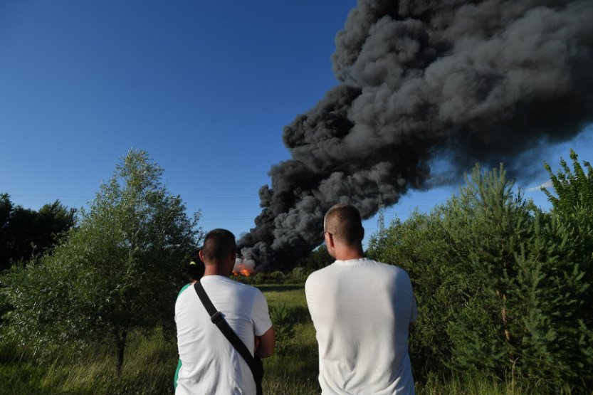 V České Lípě hoří skládka kovošrotu v části Dubice, radnice doporučuje nevětrat