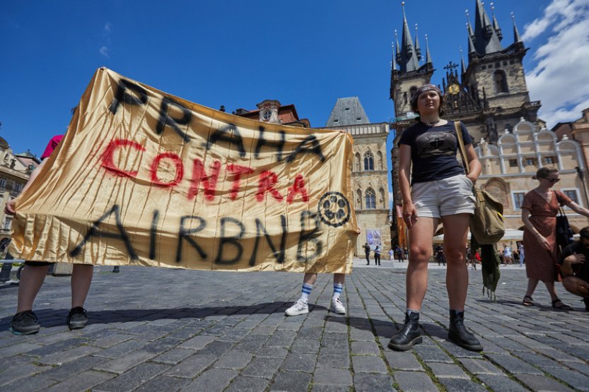 Na Staroměstském náměstí v Praze se protestovalo proti masovému turismu