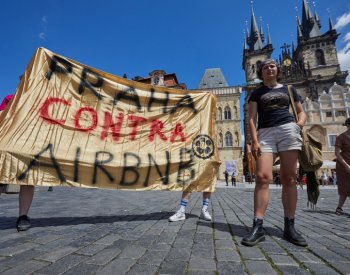 Na Staroměstském náměstí v Praze se protestovalo proti masovému turismu