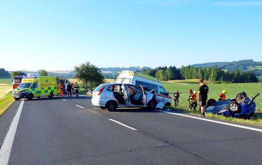 U Dolního Žandova se srazila tři auta a sanitka bez pacienta, tři lidé zranění