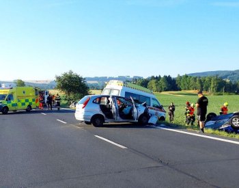 U Dolního Žandova se srazila tři auta a sanitka bez pacienta, tři lidé zranění
