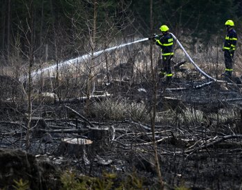 Hoří les v NP České Švýcarsko, vrtulník se vrátil zpět na základnu