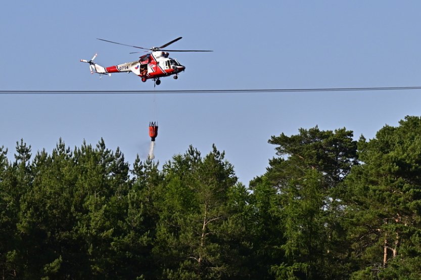 Hasiči mají požár u muničního skladu pod kontrolou