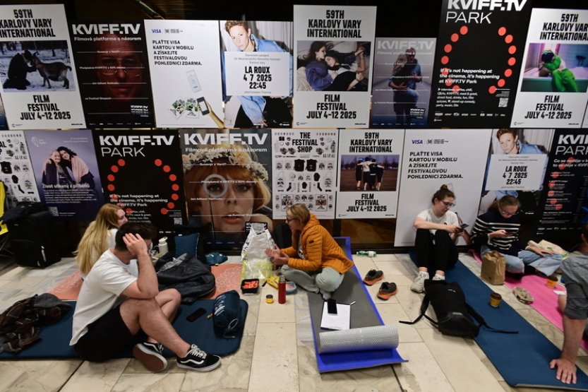 Na lístky na festival v K. Varech čekala mimořádně dlouhá fronta lidí