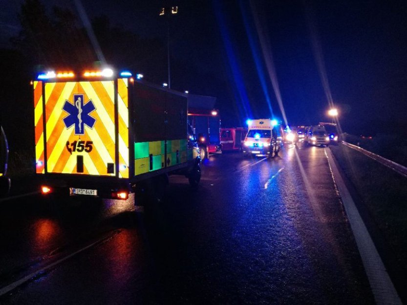 Na dálnici D6 zemřel muž při výměně pneumatiky, srazil ho nákladní vůz