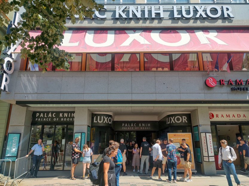 Obchody, restaurace a další provozy v centru Prahy ochromil výpadek elektřiny