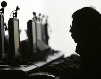 Experti: Algoritmy i frustrace posouvají mladé muže k radikalizaci na internetu