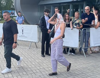 Na karlovarský festival dorazila americká herečka Dakota Johnsonová