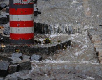 Po horkém začátku prázdnin se ochladí a bude pršet, na severovýchodě vydatně
