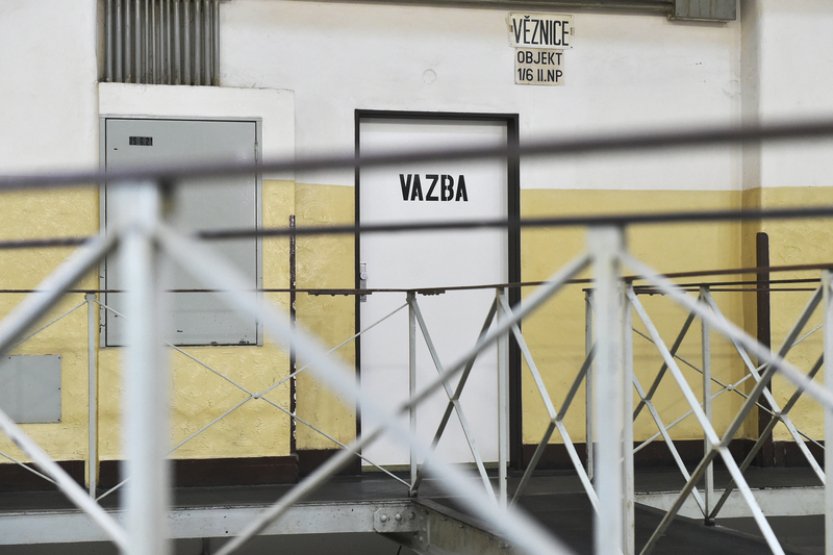 Muž z Hradecka, který vážně zranil své dítě, je obviněný z vraždy