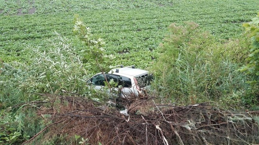 Auto projelo na Nymbursku benzinku, poškodilo stojan a vyřadilo stanici z provozu