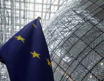 Odklad opatření EU vůči USA ukazuje otevřený prostor k jednáním, míní analytik