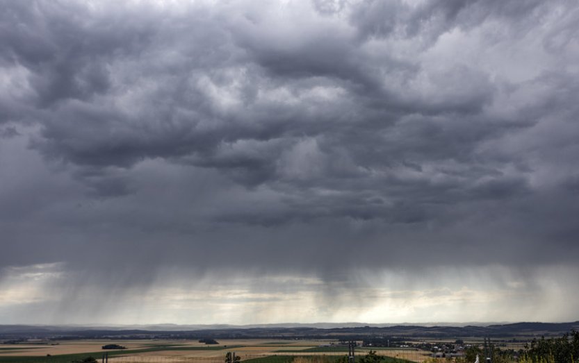 Severní polovinou Česka od odpoledne přejdou silné bouřky
