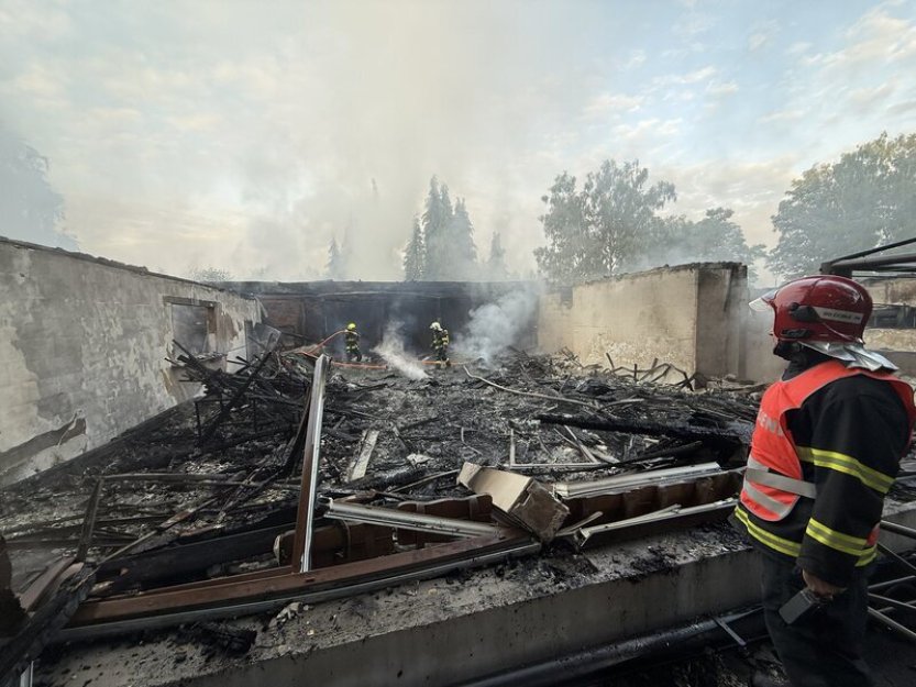 U Máchova jezera vyhořela v noci na dnešek oblíbená restaurace Bílý Kámen