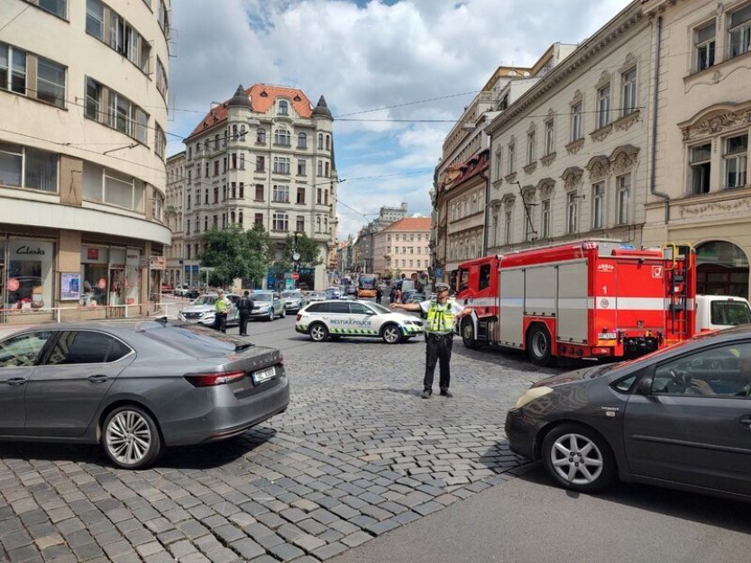 Kvůli zapomenuté tašce policisté uzavřeli část Vodičkovy ulice v centru Prahy