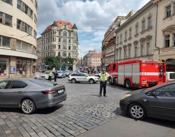Kvůli zapomenuté tašce policisté uzavřeli část Vodičkovy ulice v centru Prahy