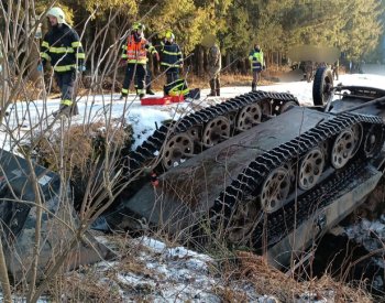 Policie obinila řidiče kvůli nehodě obrněného transportéru u Horního Dvořiště