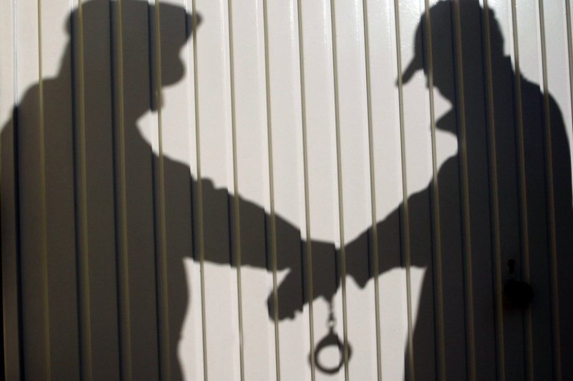 Opilý muž na Plzeňsku vyhrožoval zabitím dětí, po zadržení zranil policistu