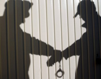 Opilý muž na Plzeňsku vyhrožoval zabitím dětí, po zadržení zranil policistu