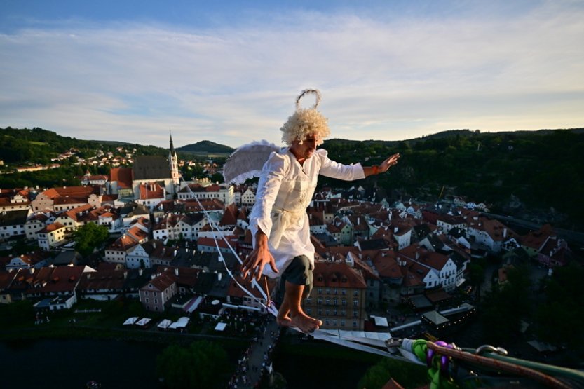 Vltavská štafeta míří do Zlaté Koruny, v Krumlově putovala vysoko nad řekou