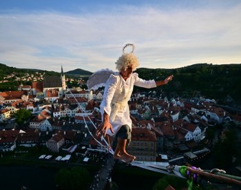 Vltavská štafeta míří do Zlaté Koruny, v Krumlově putovala vysoko nad řekou
