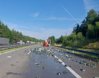 Dálnici na Vysočině ráno uzavřela nehoda nákladního auta a motocyklu