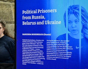 Výstava na Náplavce odhaluje osudy politických vězňů z Ruska a Běloruska