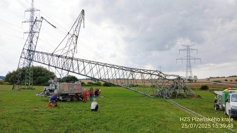 Při pádu stožáru vysokého napětí na Plzeňsku utrpěl energetik vážná zranění