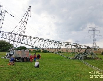 Při pádu stožáru vysokého napětí na Plzeňsku utrpěl energetik vážná zranění