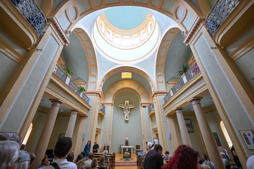 Opravenou kapli svatoanenské nemocnice požehnal biskup Konzbul