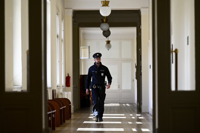 Nahlášení bomby v budově městského soudu zastavilo dopravu v centru Prahy