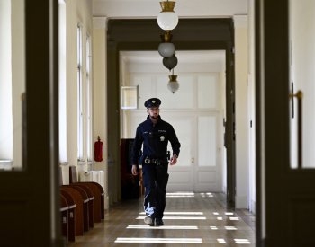Nahlášení bomby v budově městského soudu zastavilo dopravu v centru Prahy