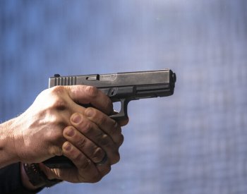 Policista v Ivančicích zastřelil agresivního muže, který zranil tři lidi