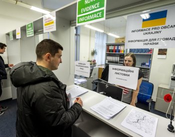 STEM: Polovina lidí je dál pro setrvání uprchlíků v ČR, je už ale patrná únava