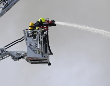 Hasiči likvidují požár v panelovém domě v Opavě,  je devět zraněných