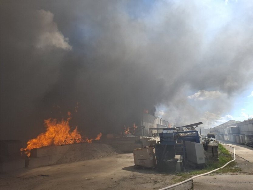 V Přestavlkách hoří hala s třídírnou plastu, škoda přesáhne 11 milionů Kč