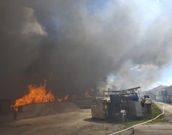 V Přestavlkách hoří hala s třídírnou plastu, škoda přesáhne 11 milionů Kč