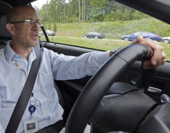 Čeští řidiči podle dat ministerstva stárnou, mladých za volantem ubývá