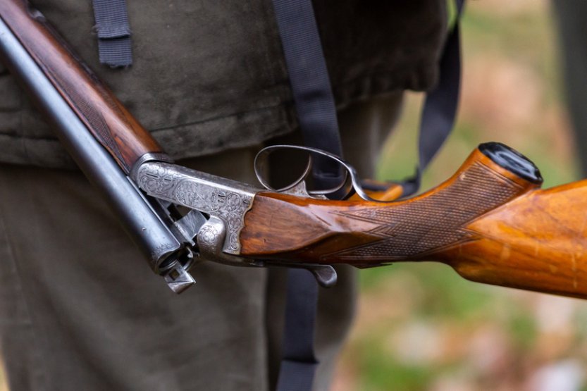 Myslivec postřelil v lese na Tachovsku hledače kovů, skončil v nemocnici