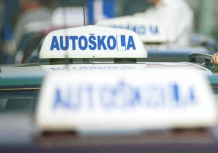 Do testů autoškol přibude 24 video otázek zaměřených na cyklisty a chodce