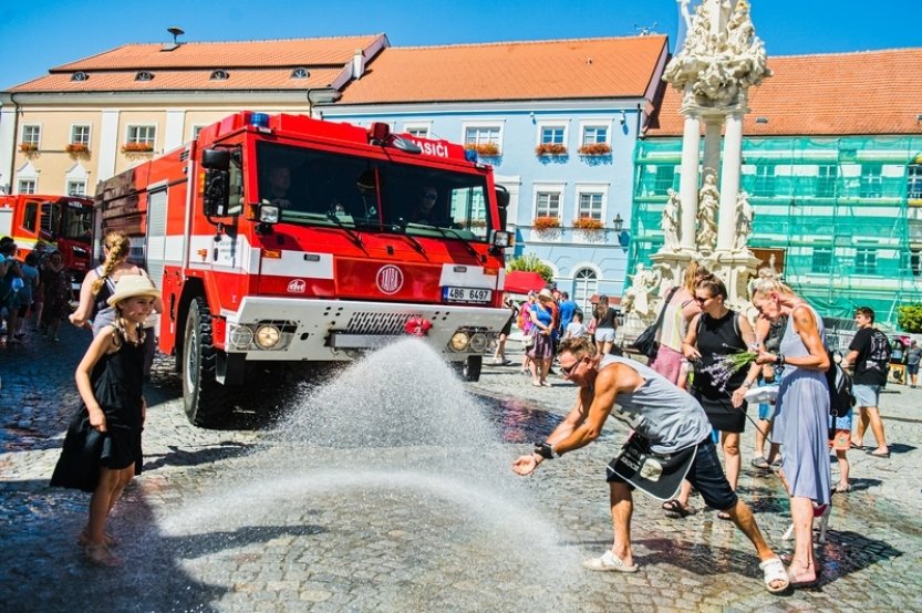 Děti v městech dýchají podle měření až o pět stupňů teplejší vzduch než dospělí