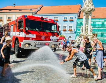 Děti v městech dýchají podle měření až o pět stupňů teplejší vzduch než dospělí