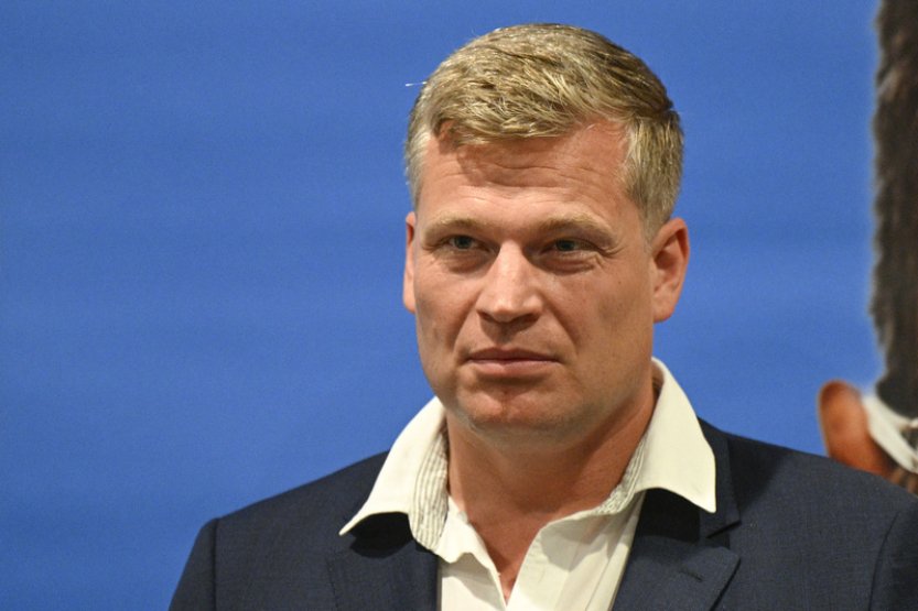 Europoslanec Turek nedostane za rychlou jízdu na D5 trest, úřad věc odložil