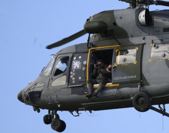 Posádky vrtulníků z osmi zemí Evropy cvičí záchranné operace v Česku