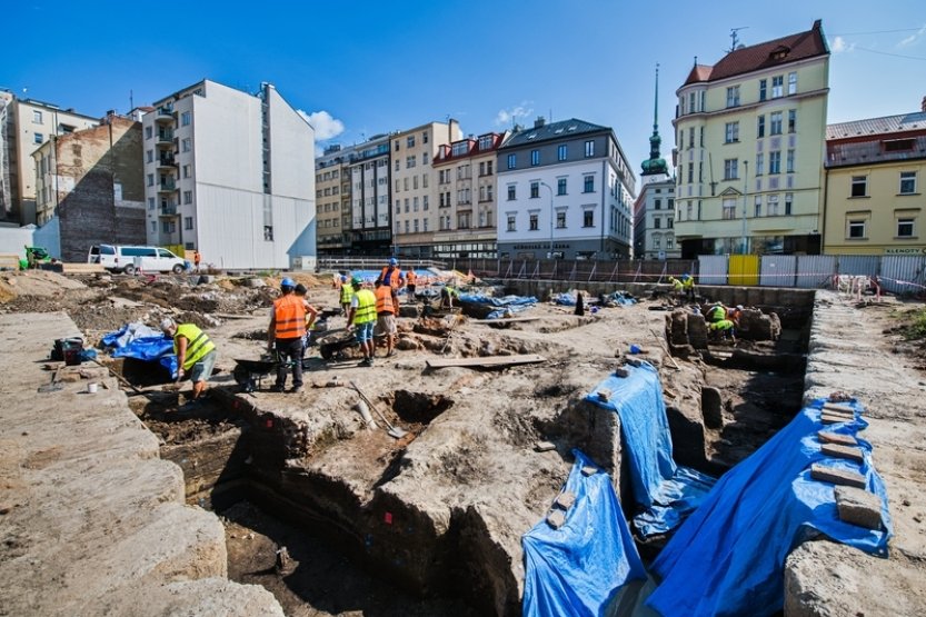 Archeologové v Brně našli pozůstatky středověkých domů