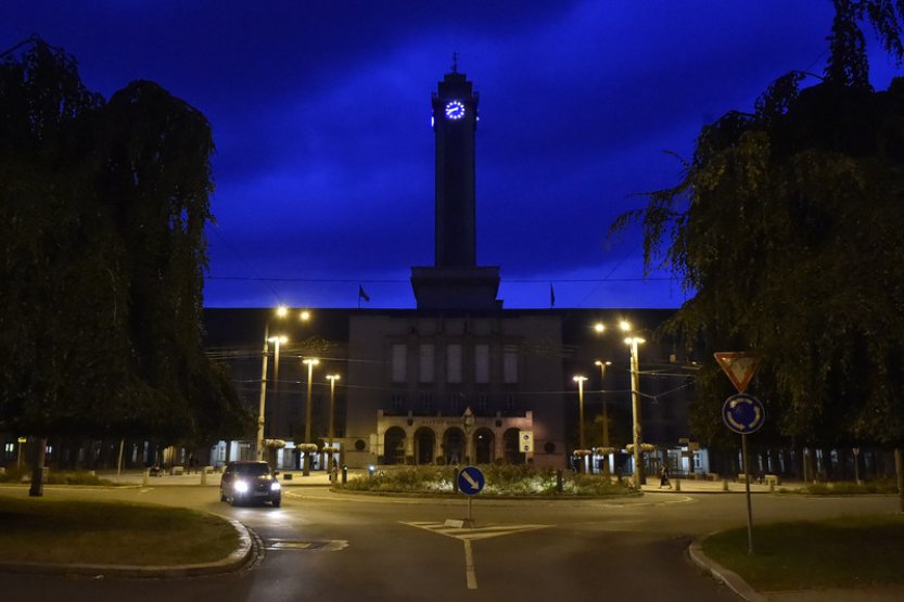 Aktivisté obvinili ostravskou radnici z rasismu, postříkali ji hnědou barvou
