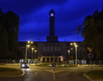Aktivisté obvinili ostravskou radnici z rasismu, postříkali ji hnědou barvou