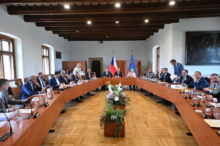 Politologové: Vláda zvládala krize, selhala v digitalizaci stavebního řízení