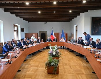 Politologové: Vláda zvládala krize, selhala v digitalizaci stavebního řízení