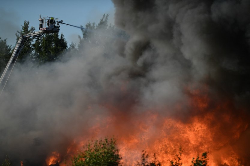 Hasiči likvidují požár skládky v Chrástu na Příbramsku, vyhlásili druhý stupeň